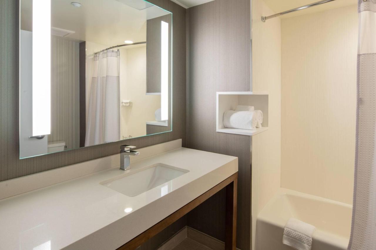 Courtyard By Marriott New York Queens/Fresh Meadows Ngoại thất bức ảnh